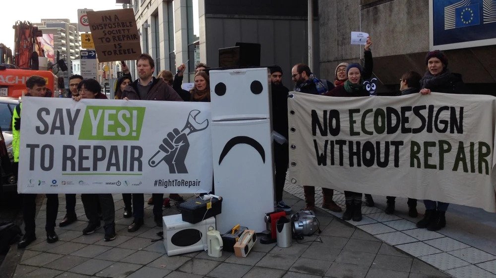 A protest organized by Schraube Locker!? and European Environmental Bureau in Etterbeek, Belgium